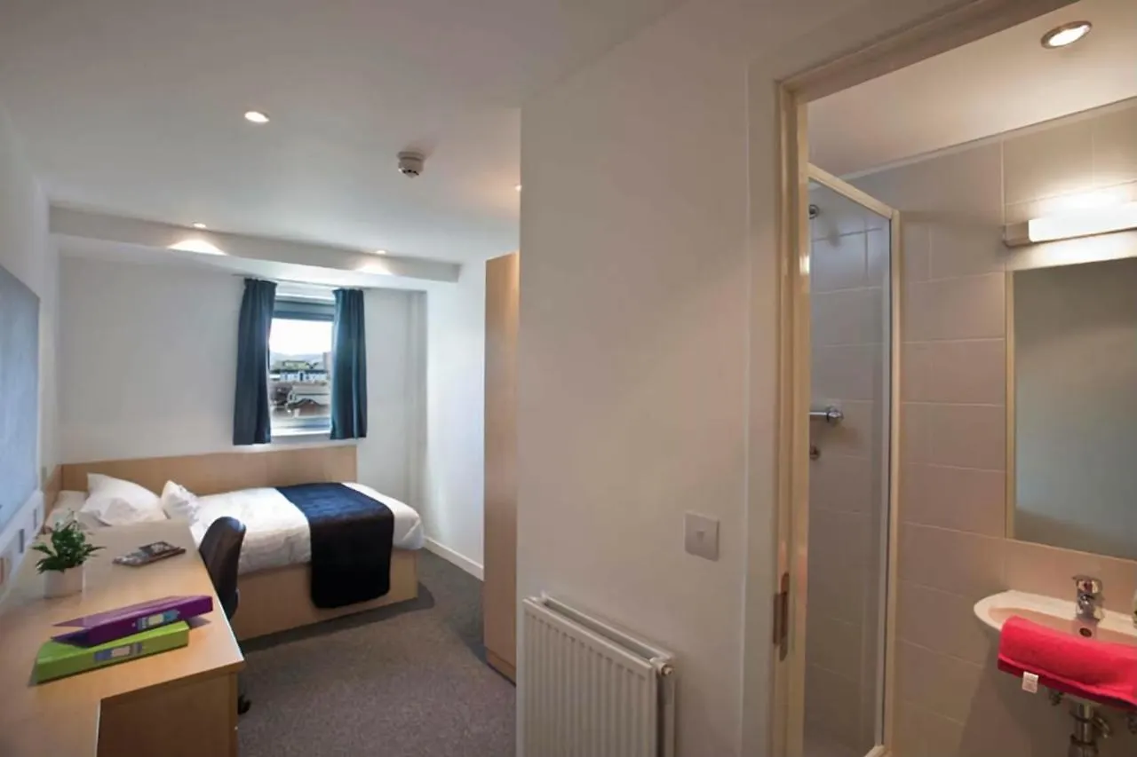 Edinburgh College Residence بيت شباب